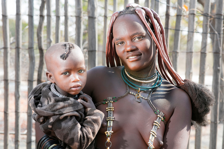 Himba woma n and child, Kaokoveld Province (Kaokoland), North Namibia, Africa (photo)
