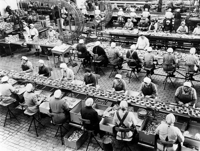 Women working on the assembly line, Hamburg 1950 (photo)