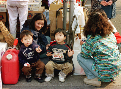 Mothers with their children in Tokyo, 1999 (photo)