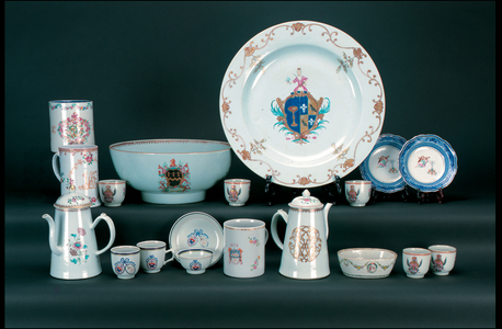 Dinner service including a pair of famille rose armorial saucers (ceramic)