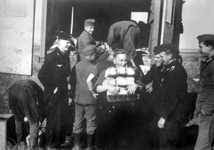 German food cart on the Eastern Front, 1941 (b/w photo)