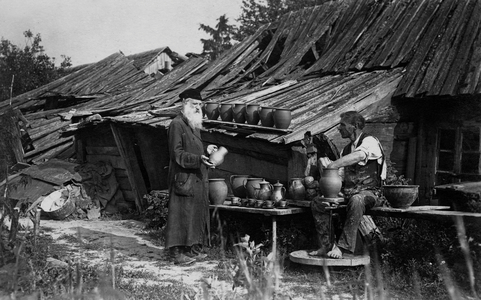 Jewish potter in Russian - Polish  shtetl or Jewish village . 1916-1917 (photo)
