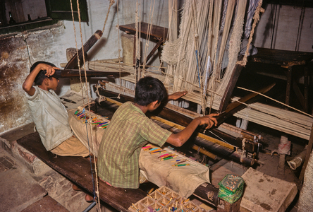 Weaving silk tapestry, Uttar Pradesh, India, 1977 (photo)