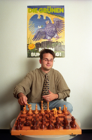 Matthias Berninger (Germany Alliance 90 The Greens) plays chess..., 1995 (photo)