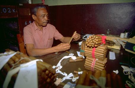 Workers at a cigar factory in Havana, 1996 (photo)