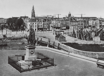 Holland: Vlissingen; The fishing harbour and the statue of Holland's greatest admiral, de Ruyter (b/w photo)