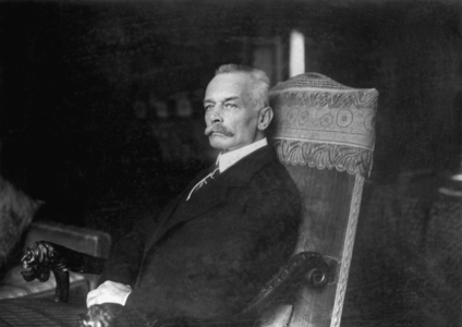 Erich von Falkenhayn as a pensioner in his Berlin apartment (b/w photo)