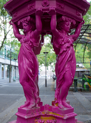 Fontaine Wallace, couleur violette, de C. A. Lebourg, 2018 (photographie)