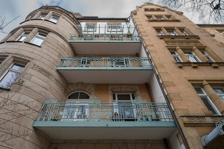 Tenement house built around 1900, wrought-iron balcony railings in Art Nouveau styl..., 2024 (photo)