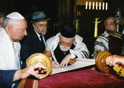 Service in the synagogue in Saarbrücken, 1998 (photo)