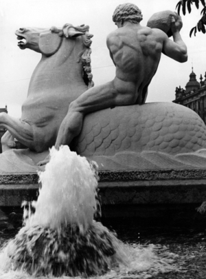 Wittelsbacher Brunnen at the Lenbachplatz in Munich, 1934 (b/w photo)