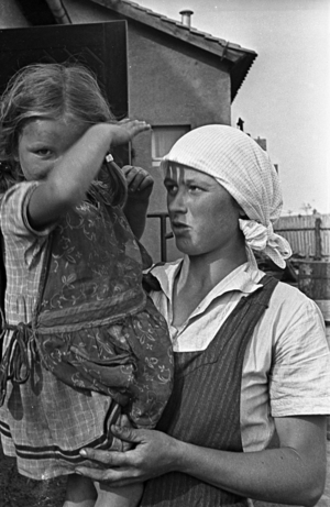 Mother with child in a new farming village, 1936 (photo)