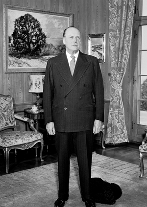 Asker 19630510 King Olav photographed at Skaugum in advance of 60 years July 2 …, 1963 (photo)