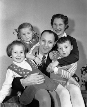 Oslo, 19520405. We eat 2 tonnes a year - a regular Norwegian family of five people eat on average two tonnes of food in a year ..., 1952 (photo)