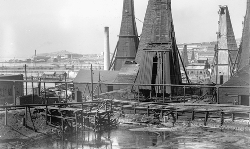 Oil pond and derricks among the Baku oil fields , the world's largest petroleum produ…, 1908 (photo)