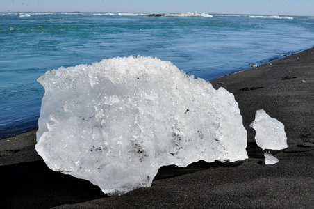 Ice on the black sand beach, known as Diamond Beach, at Jokulsarlon Glacier Lagoon, Iceland (photo)