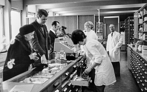 Oslo 1972 Pharmacy with customers and dispatchers behind the counter …, 1972 (photo)
