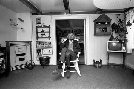 Grimstad October 1968 Author, cartoonist and Kåsør Odd Børretzen have brought his family and moved from Asker to Grimstad …, 1968 (photo)