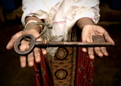 A Man Holds Out The Giant Key To A Mansion In Kanadukathan, Chettinad, India, 2008 (photo)