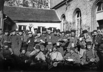 Soup time for colonial infantrymen, 1st world war, photo by Branger