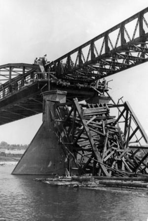 II. WK, Eastern front, bridge building, 1942 (photo)