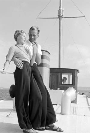 Summer vacations on the Baltic Sea, Germany 1930s (b/w photo)