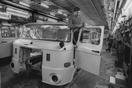 GDR, truck factory in Ludwigsfelde 1990 (photo)