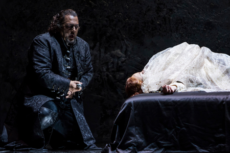 Gregory Kunde as Otello kills himself (photo)