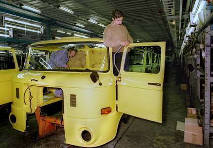 GDR, truck factory in Ludwigsfelde 1990 (photo)