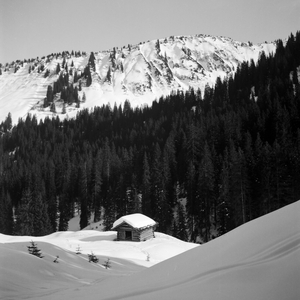 Skiing vacation to Immenstadt in the Allgaeu area, Germany 1930s (b/w photo)