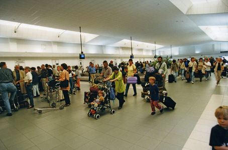 Baggage claim at the airport on Lanzarote, 1998 (photo)