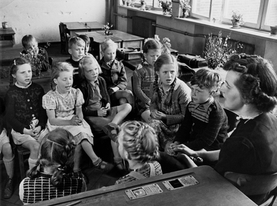 School lessons in Hamburg, 1950 (photo)