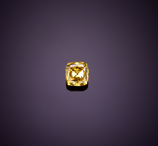 The cushion-shaped Deepdene yellow treated diamond (diamond)