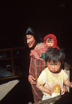 Bhutanese family in Wangidophrang village, Bhutan, Himalayas (photo)