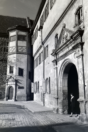 The patio of caste Hohentübingen is presenting an quaint view of the ivy-clad facade for the stroller, Germany 1930s (b/w photo)