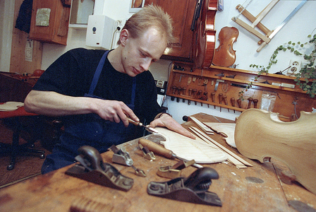 Violin maker 12 02 1994 Markneukirchen Violin maker Jörg Wunderlich …, 1994 (photo)