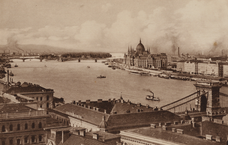 Budapest: Latkep Az Orszaghazzal; Vue Generale Avec La Parlement (b/w photo)