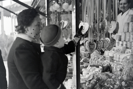 A woman with her little son on the Christmas market, Germany 1930s (b/w photo)