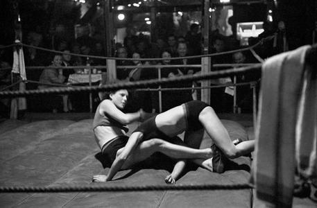 Women wrestling in the Jungmuehle, Hamburg, Germany, 1951 (photo)