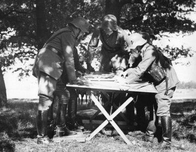 Post of computing section of a battery during a maneuver (b/w photo)
