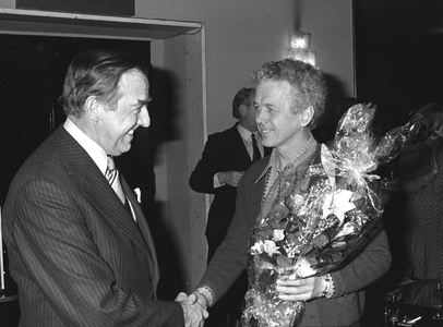 Oslo 19761124. Theater manager at the National Theater Toralv Maurstad turns 50. Here, Mayor Albert …, 1976 (photo)