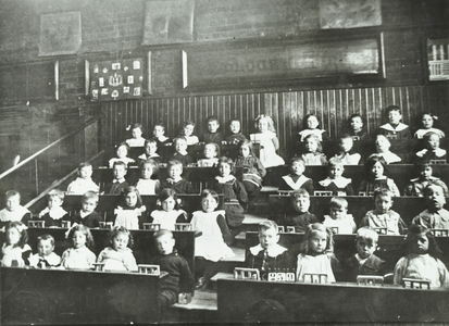 Copy of old gallery class, 1900 (b/w photo)