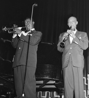 Oslo Oct. 1955: The jazz fever is raging in Norway! Here from one of four concerts with trumpet player Louis Armstrong …, 1955 (photo)