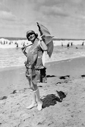 Trude Hesterberg on the beach, 1922 (b/w photo)