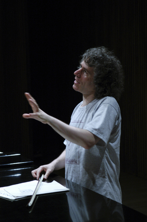 Isserlis, Steven lecturing while holding a bow at Aldeburgh Festival 2004