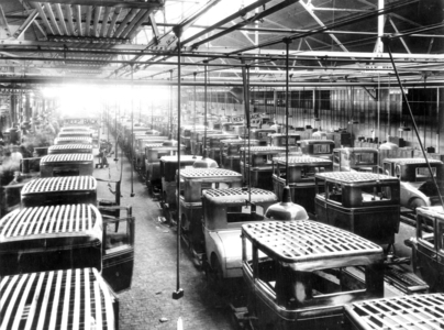 Car production by General Motors in Detroit, 1928 (b/w photo)