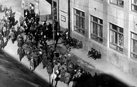 Soviet prisoners of war in Smolensk, 1941 (b/w photo)