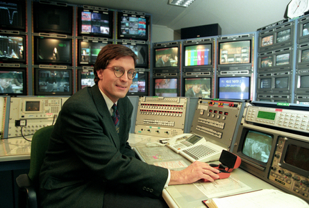 Hakadal in Nittedal Municipality 19911209 CEO. In Telenor's satellite service Knut Reed photographed …, 1991 (photo)