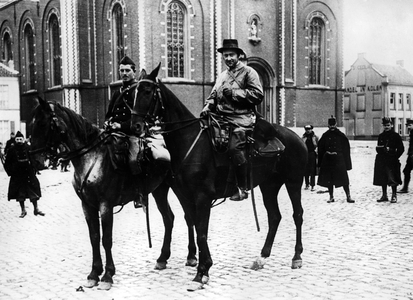 News reporters on horseback during the First World War (b/w photo)