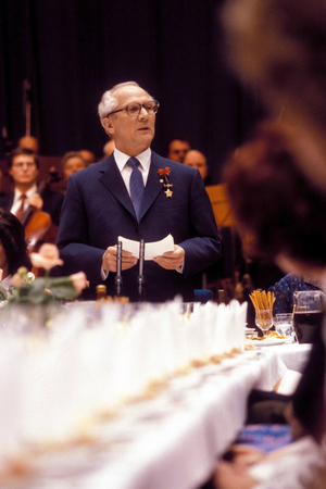 Erich Honecker (GDR state and party leader) gives a speech on the occasion of ..., 1984 (photo)